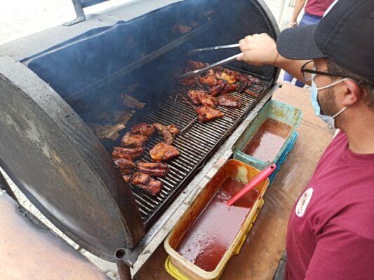 Lenin(copropietario de The Shack BBQ & Beer al asador. Lenin(copropietario de The Shack BBQ & Beer al asador en San Pedro de Vilcabamba