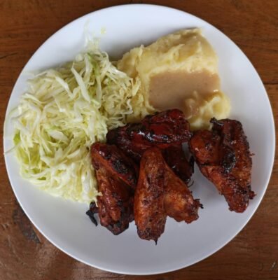 Listas las alitas BBQ - The Shack BBQ and Beer. Alitas BBQ en The Shack BBQ en San Pedro de Vilcabamba