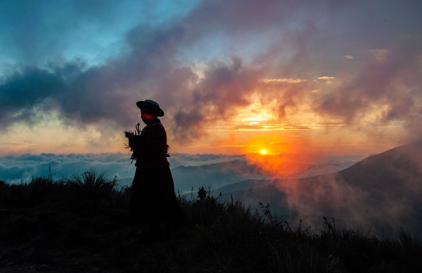 Mujer indígena saraguro al atardecer en Fierro Urco, Loja
