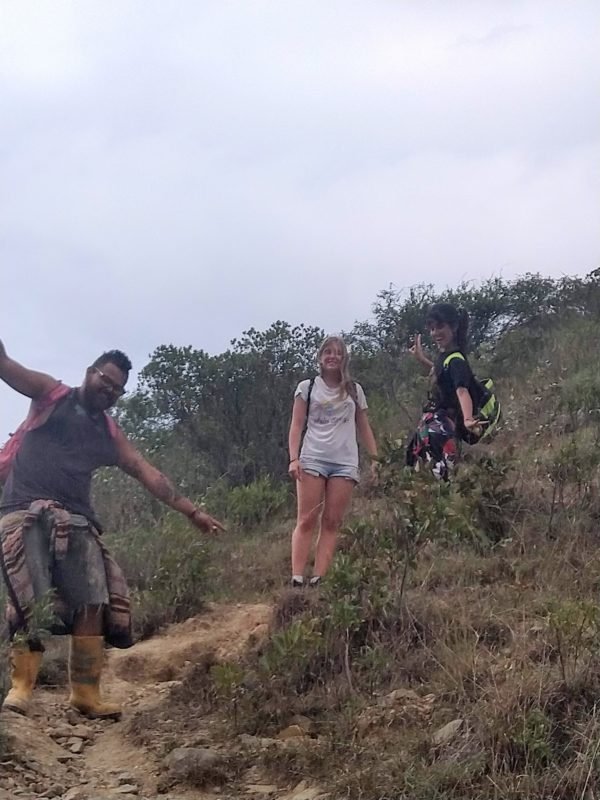 Sendero de subida al cerro Mandango - Vilcabamba