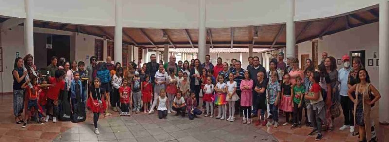 Grupo de niños y sus padres en los Talleres de Arte en Vilcabamba de la Casa de la Cultura - Loja