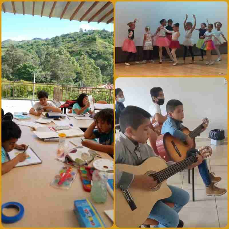 Grupos de niños en los Talleres de Arte en Vilcabamba de la Casa de la Cultura - Loja