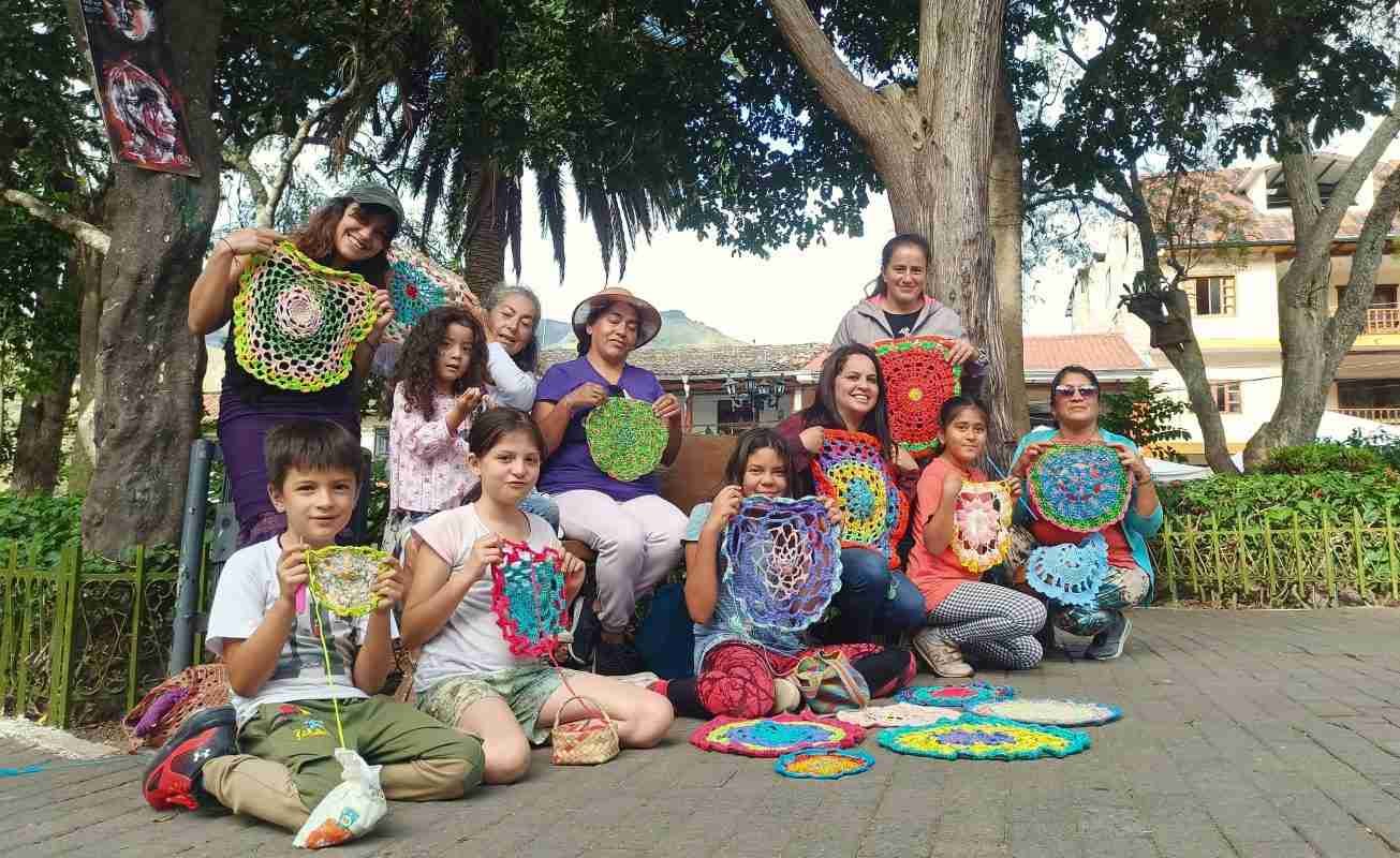 Participants of the crochet workshop "Dress up your Vilcabamba tree"