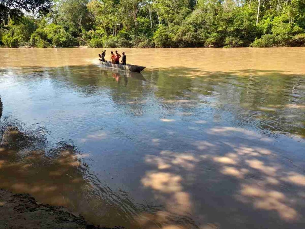 Luego de un viaje de varias horas en el Bobonaza, mujeres de Sarayaku visitan Vilcabamba