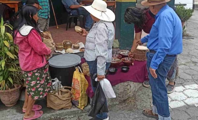 Personas en Vilcabamba interactuando con muejeres de Sarayaku en su visita al Valle Sagrado