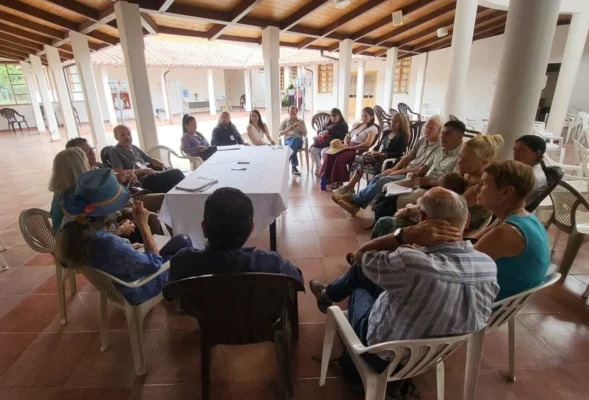 Personas de diferentes partes de Ecuador debatiendo sobre soberanía, salud y bienestar y políticas públicas en la 1ª GRAN CONVENCIÓN NACIONAL EN DEFENSA DE LA SOBERANÍA DE LA REPÚBLICA, LA SALUD Y EL BIENESTAR MUNDIAL