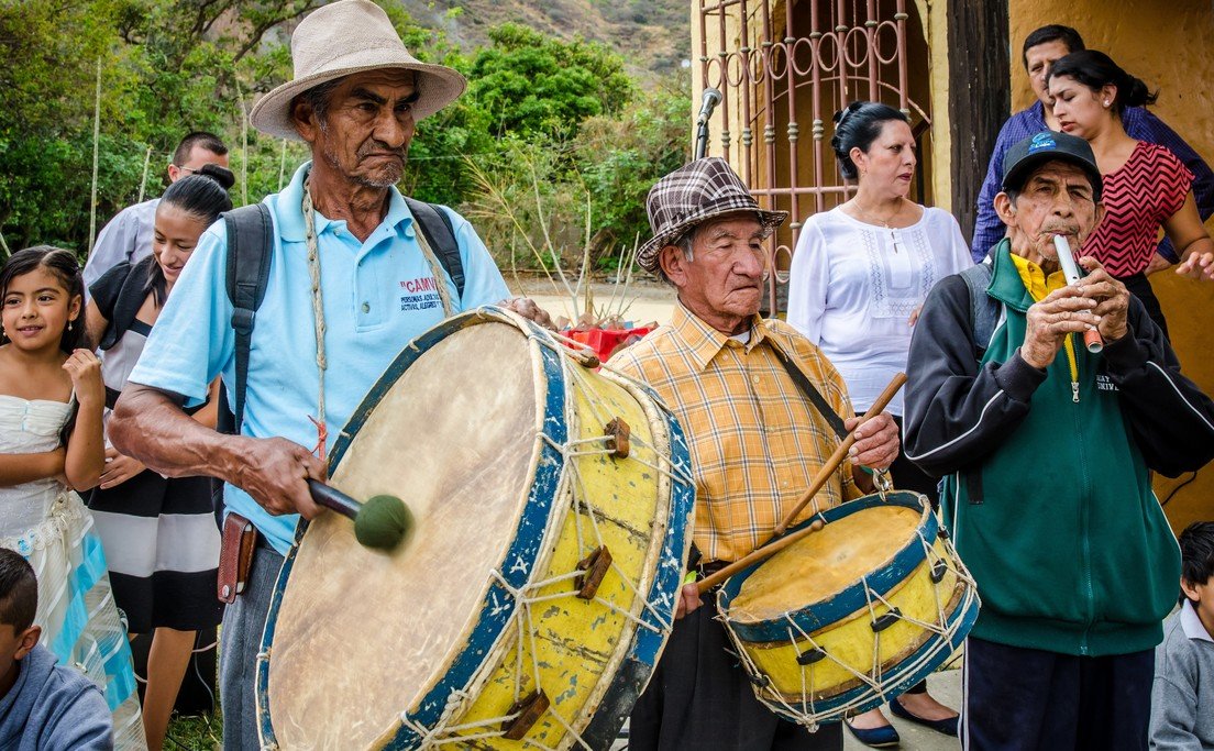 las personas longevas en Vilcabamba siguen siendo parte activa de la comunidad incluso en sus celebraciones