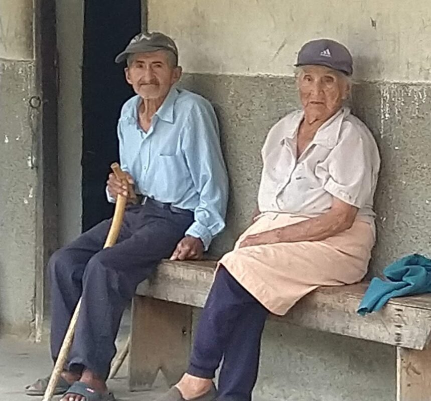 Adultos en pareja durante la longevidad en Vilcabamba, Ecuador